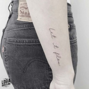 tatuaje_muñeca_lettering_logiabarcelona_moly_moonlight